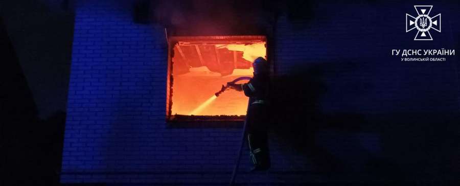У Ківерцях з охопленого вогнем будинку витягнули трьох людей (фото)