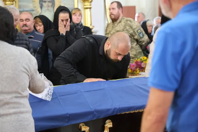 Луцьк навколішки попрощався з воїном Анатолієм Гончаревичем