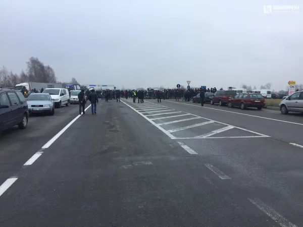 Закон про «євробляхи» спричинив колапс: митниця виявилася не готовою до змін