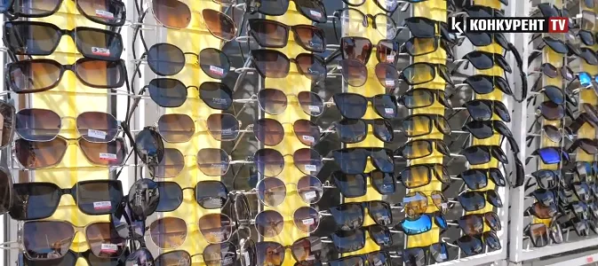Скільки коштують кепки, панамки та сонцезахисні окуляри на ринку Луцька (відео)