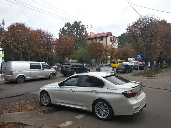 Луцьк стоїть у заторах: ремонтують дорогу (фото, відео)