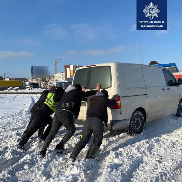 Волинські патрульні допомагають водіям під час негоди (фото)
