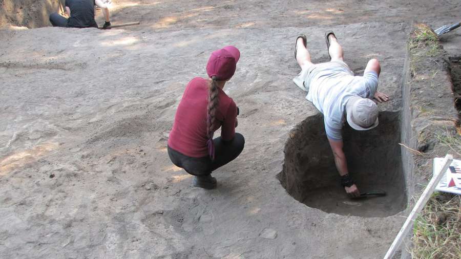 На березі Хрінницького водосховища волинські археологи віднайшли кераміку бронзового віку (фото)