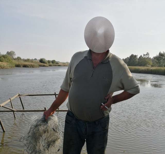 Чоловік у луцькому парку сіткою ловив рибу  (ФОТО)