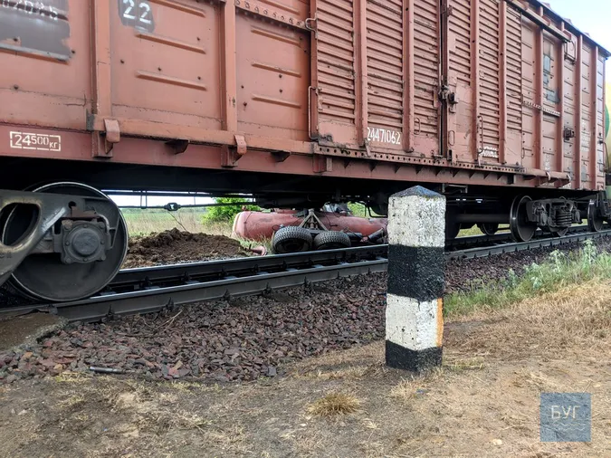 На Волині поїзд наїхав на трактор (фото, відео)