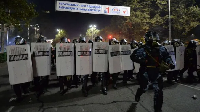 У Бішкеку мітингарі захопили парламент і звільнили з СІЗО експрезидента (фото)