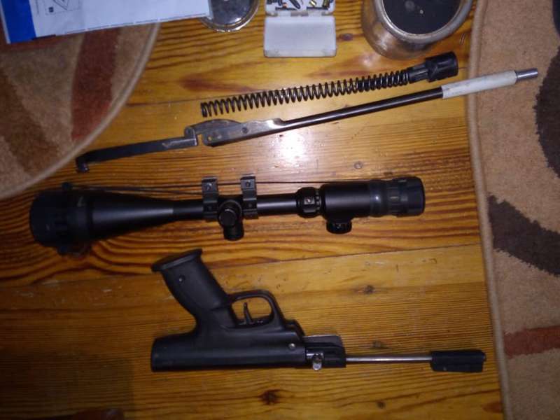 Граната, пістолети, гвинтівки: у волинянина виявили арсенал зброї (фото)