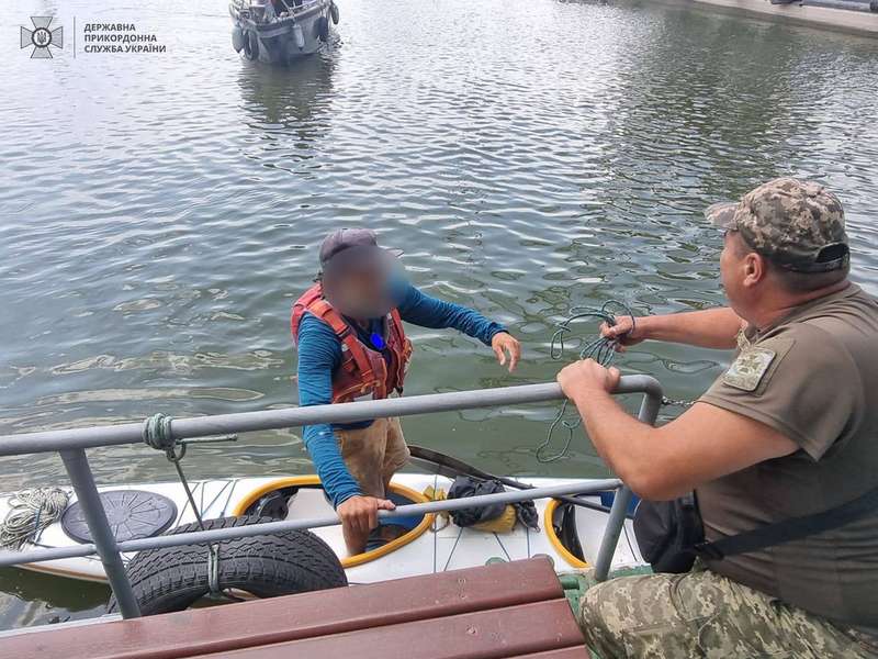 Француз-мандрівник випадково заплив в Україну на каяку (фото)