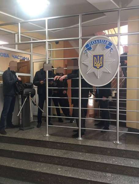 У Луцьку слідчого-хабарника  посадили під  домашній арешт (фото, відео)
