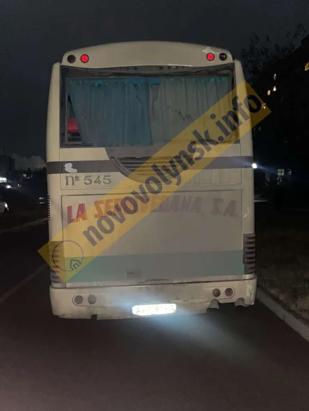 У Нововолинську автобус протаранив стовп (фото)