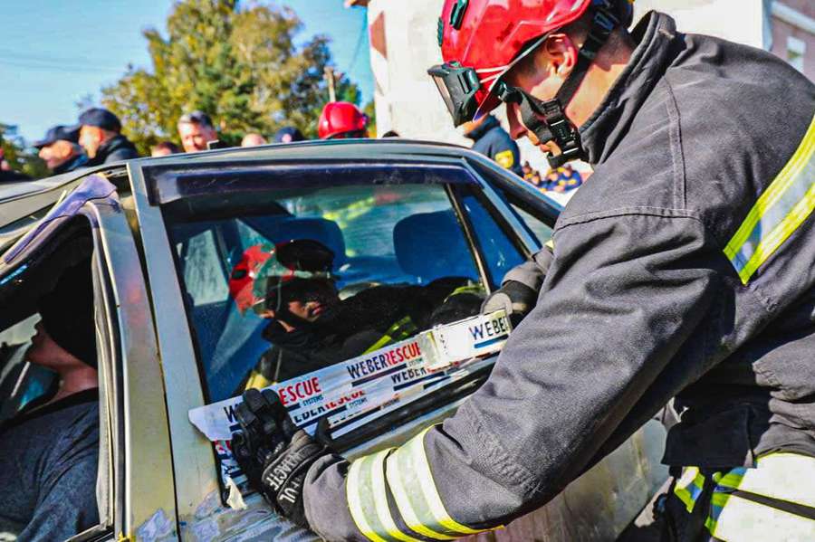 Ріжуть і палять автівки: волинські рятувальники взяли участь у масштабних навчаннях (фото)