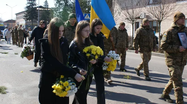 Врятована на фронті кішка Монка сиділа на труні: на Волині попрощалися з 23-річним азовцем «Фоксом» (фото)