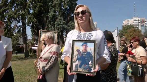 «Час не лікує»: у Луцьку вшанували полеглих захисників 40-метровим прапором пам’яті (фото)