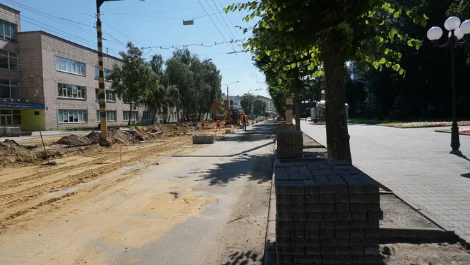 Вкладають щебеневий шар: що коїться на проспекті Волі у Луцьку (фото)