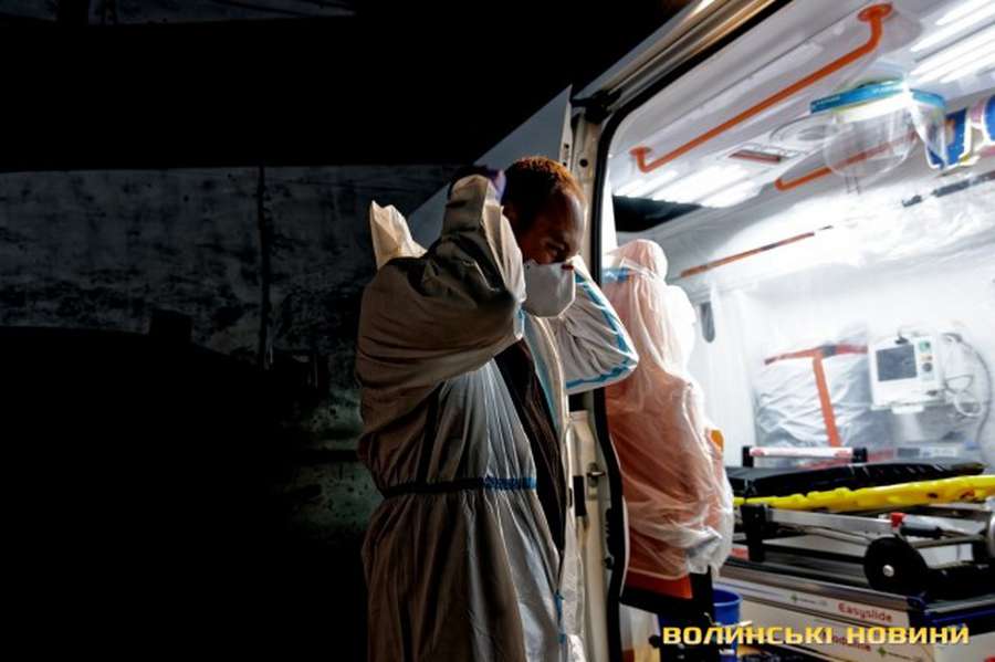 «Інколи немає часу випити чай» – як на Волині працюють ковідні медичні бригади (фото)