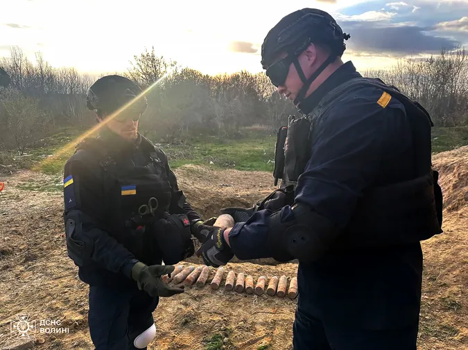 Металошукач не вщухав: на Волині найшли цілий склад снарядів (фото)