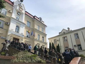 Під стінами Луцькради протестують підприємці із Старого ринку