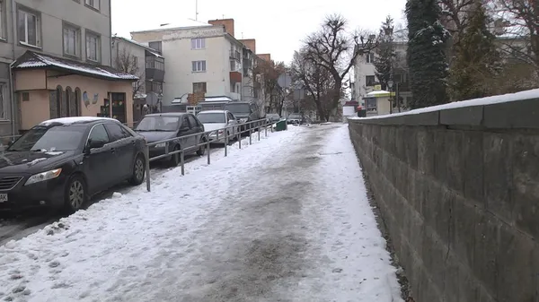У Луцьку ожеледиця: як місто тримається на ногах (відео)