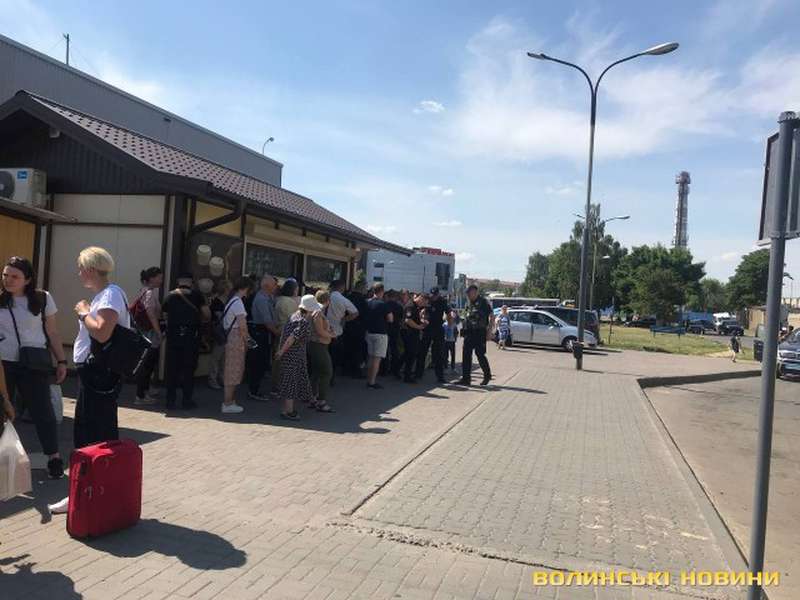 ❗️ У Луцьку в автобусі знайшли запал від гранати: людей евакуювали (оновлено, відео)
