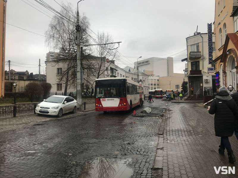 У центрі Луцька зламався й перегородив дорогу «рогатий» (фото)