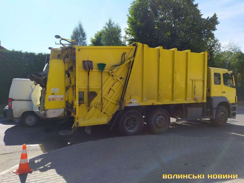Бус, сміттєвоз і легковик: у Луцьку – аварія біля 