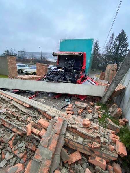 У Луцьку вантажівка влетіла в бетонну арку: кабіна розбилася вщент (фото)