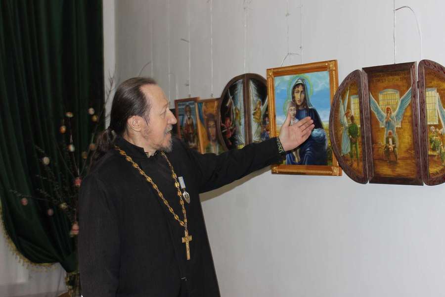 Військовий священник з Волині показав свої картини у Дубенському замку (фото)