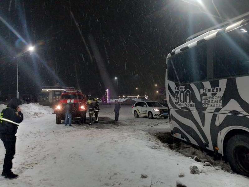 У Ковелі в сніговому заметі застряг рейсовий автобус (фото)