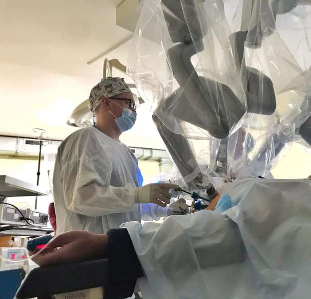 У львівській лікарні, яку очолює волинянин, робот прооперував людину (фото 18+)