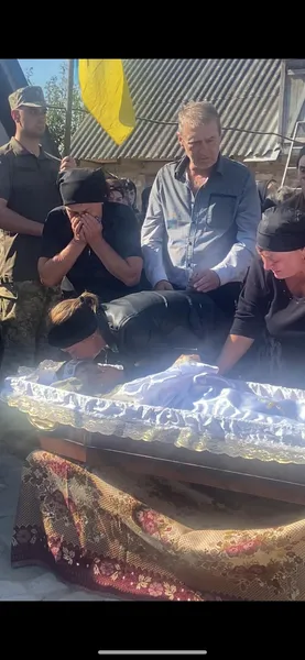 Зустріли на колінах: на Волині попрощалися з воїном Олександром Шевчуком (фото)