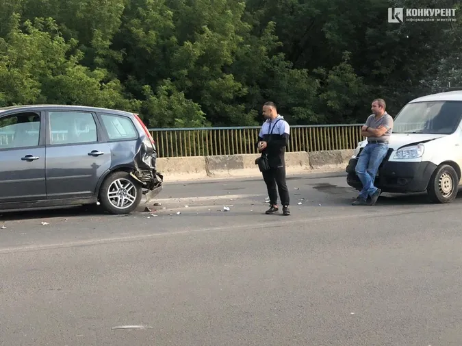 На виїзді з Луцька на мосту зіткнулись Fiat і Ford (фото)