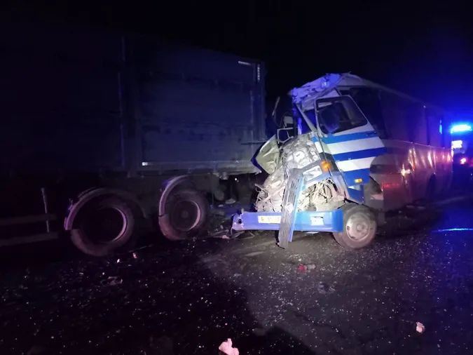На Волині автобус в'їхав у вантажівку, є постраждалі (фото)