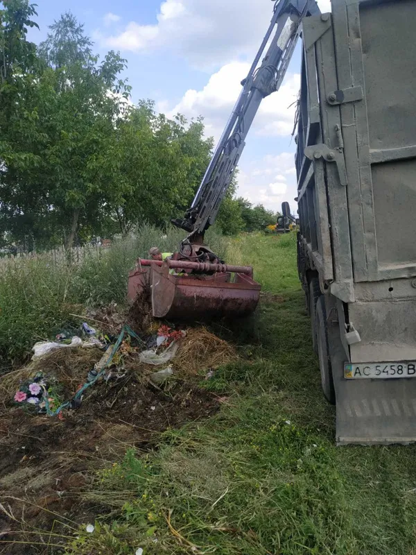 У Гіркій Полонці кладовище перетворюють на звалище