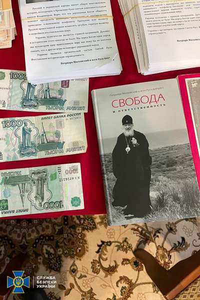 Мільйони готівкою та проросійська література: що СБУ знайшла у  Києво-Печерській лаврі (фото, відео)