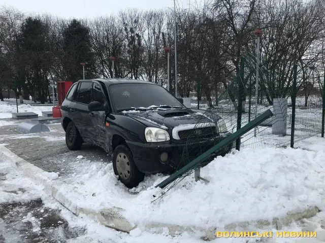 Під Луцьком на АЗС сталась аварія з потерпілими (фото, відео)