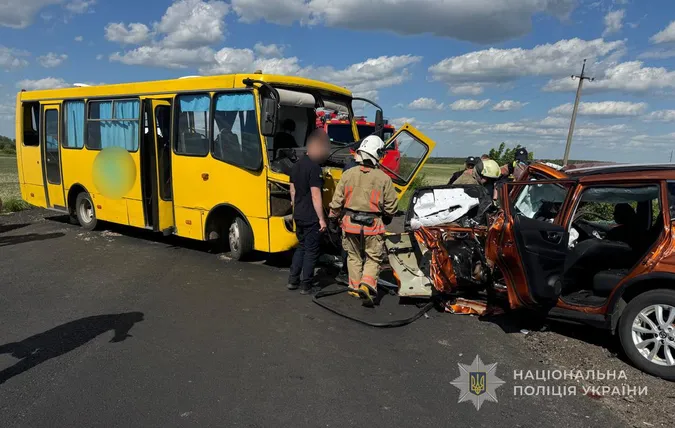 Зіткнення з автобусом на Волині: один із постраждалих помер у лікарні, поранено 5 дітей (фото)