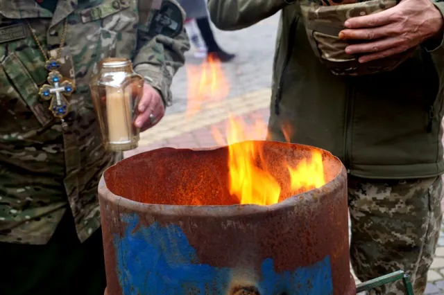Волонтери привезли у Луцьк вогонь єдності (фото)