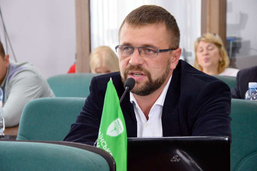 Депутат Олександр Кравченко замість військової форми одягнув білу сорочку та жакет><span class=