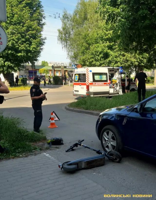 У Луцьку дитина на швидкості протаранила автівку на самокаті (фото)