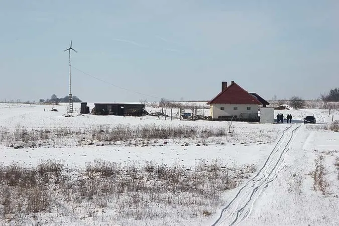 Через відсутність електрики на вулиці волинянин поставив біля будинку вітряк