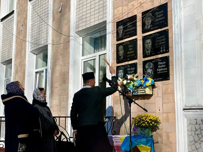 На фасаді Нововолинського ліцею з'явилися меморіальні дошки Героям Олексію Мітяйкіну та Богдану Павлову (фото)