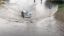Затоплені підвали й автівки у воді: наслідки зливи у Луцьку (відео)