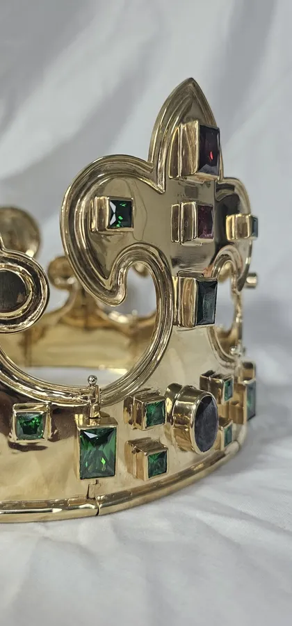 Золото, латунь і сотня фіанітів: луцький ювелір відтворив корону литовського князя Вітовта (фото)