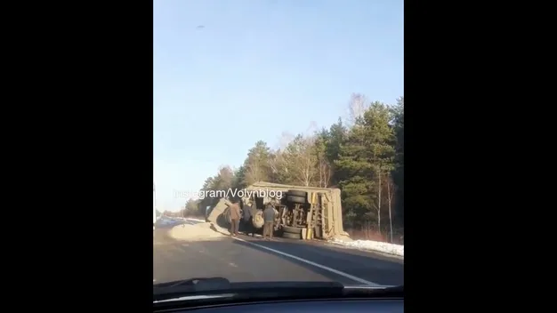 На автодорозі Луцьк – Дольськ перекинувся завантажений КамАЗ (відео)