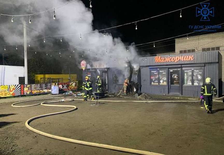 У Струмівці загорівся пивний магазин (фото, відео)