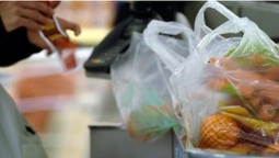Мінімум 2 гривні: Кабмін затвердив ціни на пластикові пакети (відео)