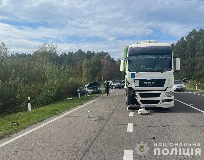 На Волині фура розтрощила легковик – є травмовані (фото)