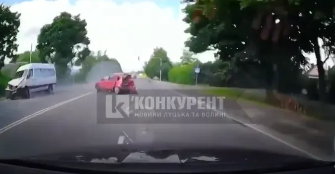 Біля Луцька бус скинув з дороги «ніссан» (відео)