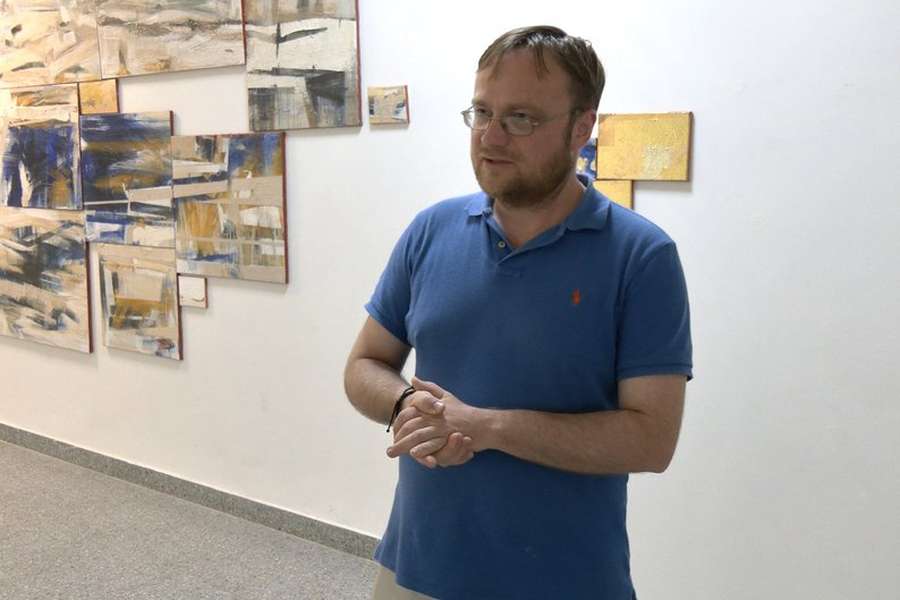 У Луцьку презентували виставку абстрактного живопису «Фрагменти вцілілого» (фото, відео)