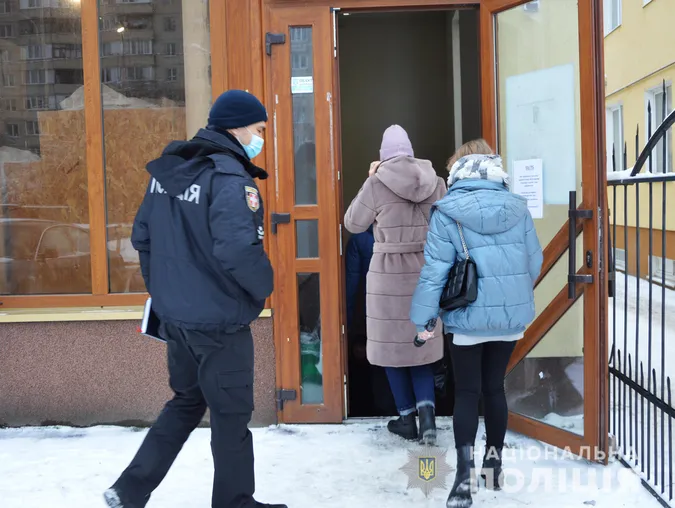 У Луцьку шукали підроблені ковід-сертифікати у барах і магазинах (фото, відео)